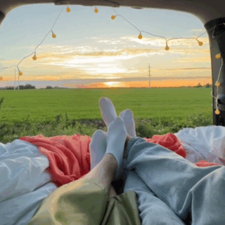 Romantische kofferbakdate met dekens, snacks en uitzicht op zonsondergang