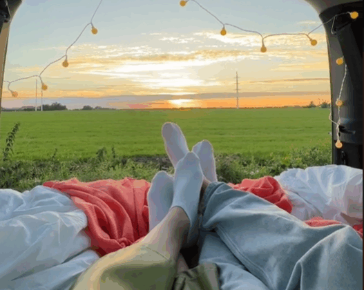 Romantische kofferbakdate met dekens, snacks en uitzicht op zonsondergang